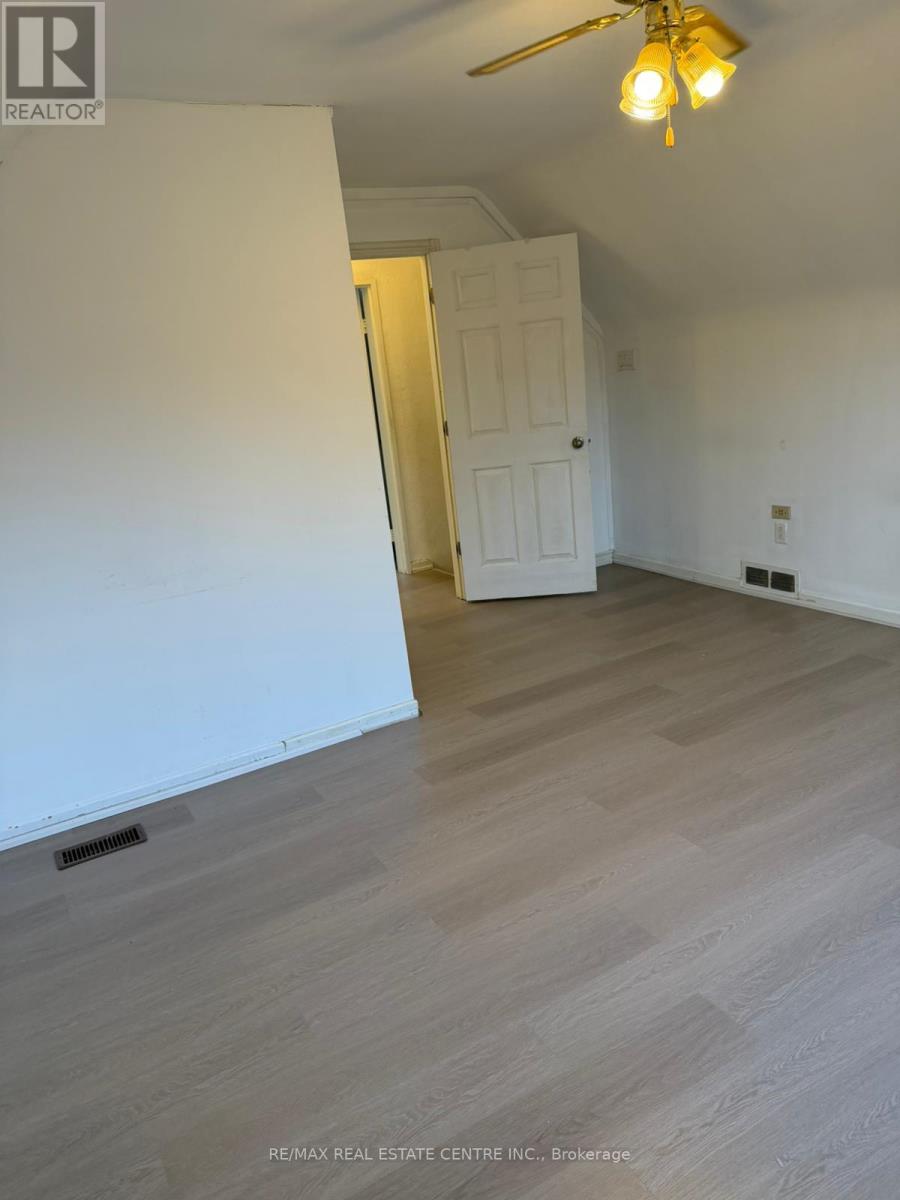 1485 Applewood Road, Mississauga, Ontario  L5E 2M2 - Photo 17 - W12896794