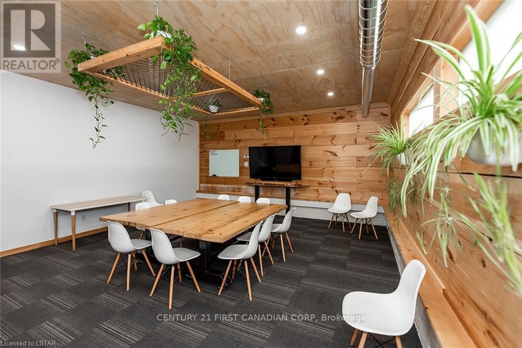 Atrium - 28 Princess Avenue, St. Thomas, Ontario  N5R 3V4 - Photo 11 - X12904654