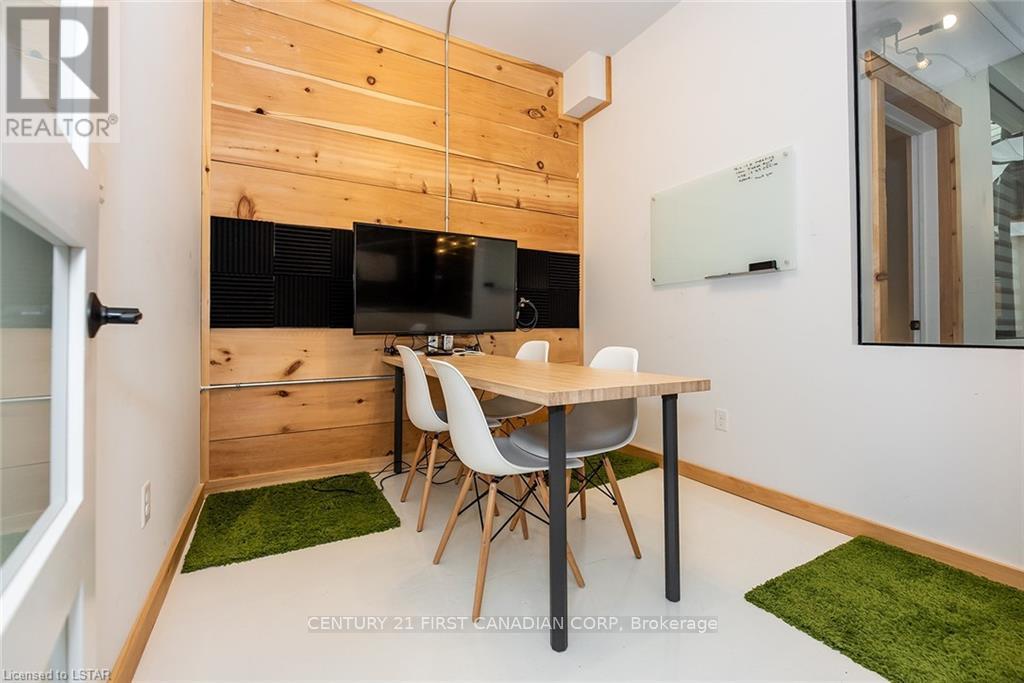 Atrium - 28 Princess Avenue, St. Thomas, Ontario  N5R 3V4 - Photo 13 - X12904654