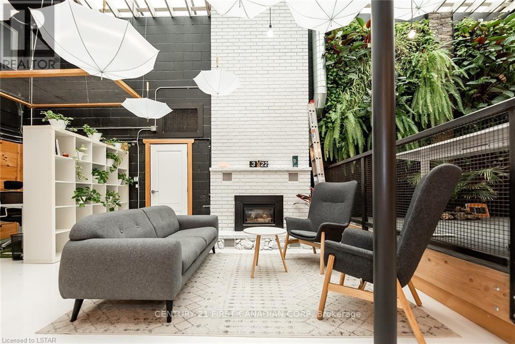 Atrium - 28 Princess Avenue, St. Thomas, Ontario  N5R 3V4 - Photo 2 - X12904654