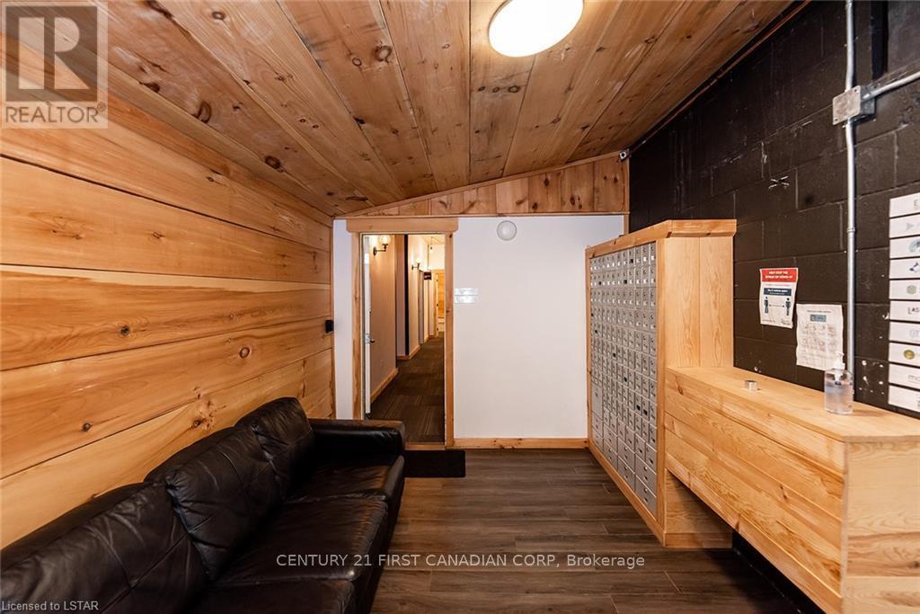 Atrium - 28 Princess Avenue, St. Thomas, Ontario  N5R 3V4 - Photo 22 - X12904654