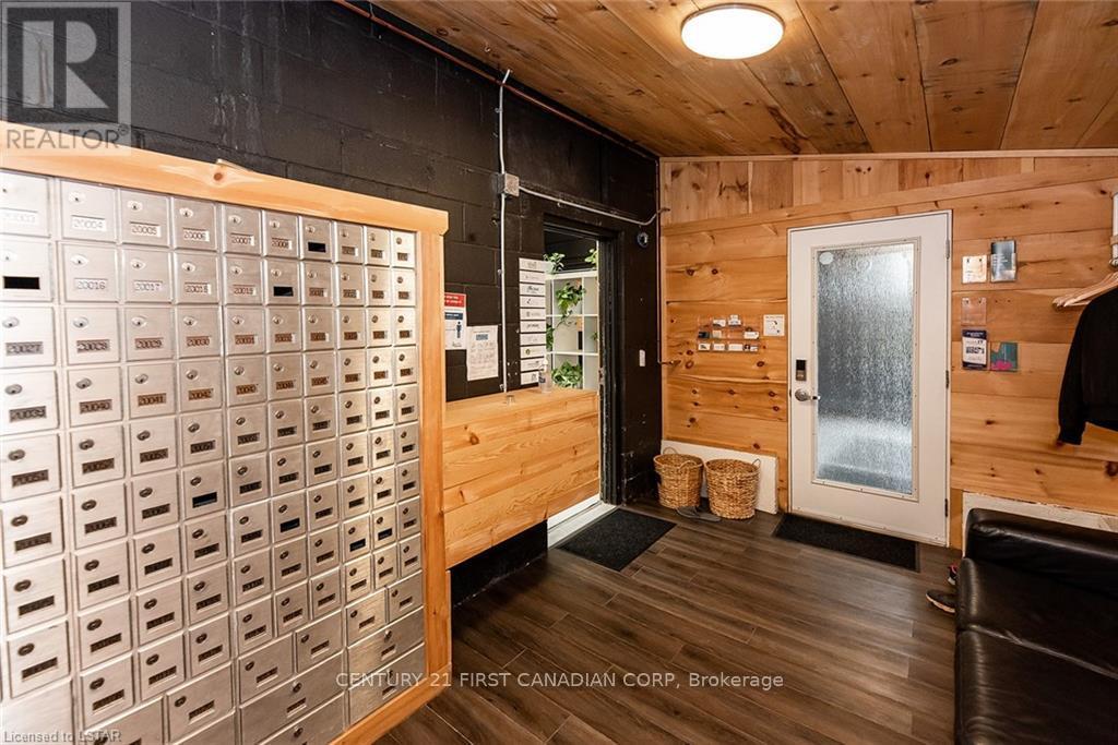 Atrium - 28 Princess Avenue, St. Thomas, Ontario  N5R 3V4 - Photo 23 - X12904654