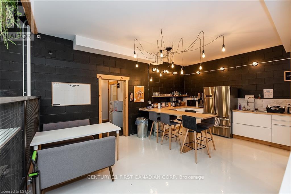 Atrium - 28 Princess Avenue, St. Thomas, Ontario  N5R 3V4 - Photo 9 - X12904654