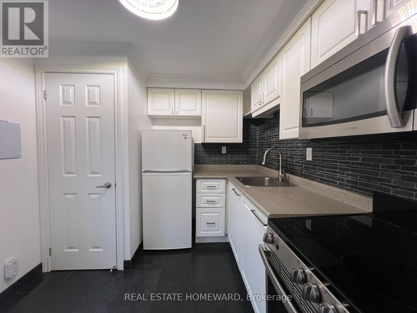 Upper - 220 Pape Avenue, Toronto, Ontario  M4M 2V8 - Photo 19 - E12901574