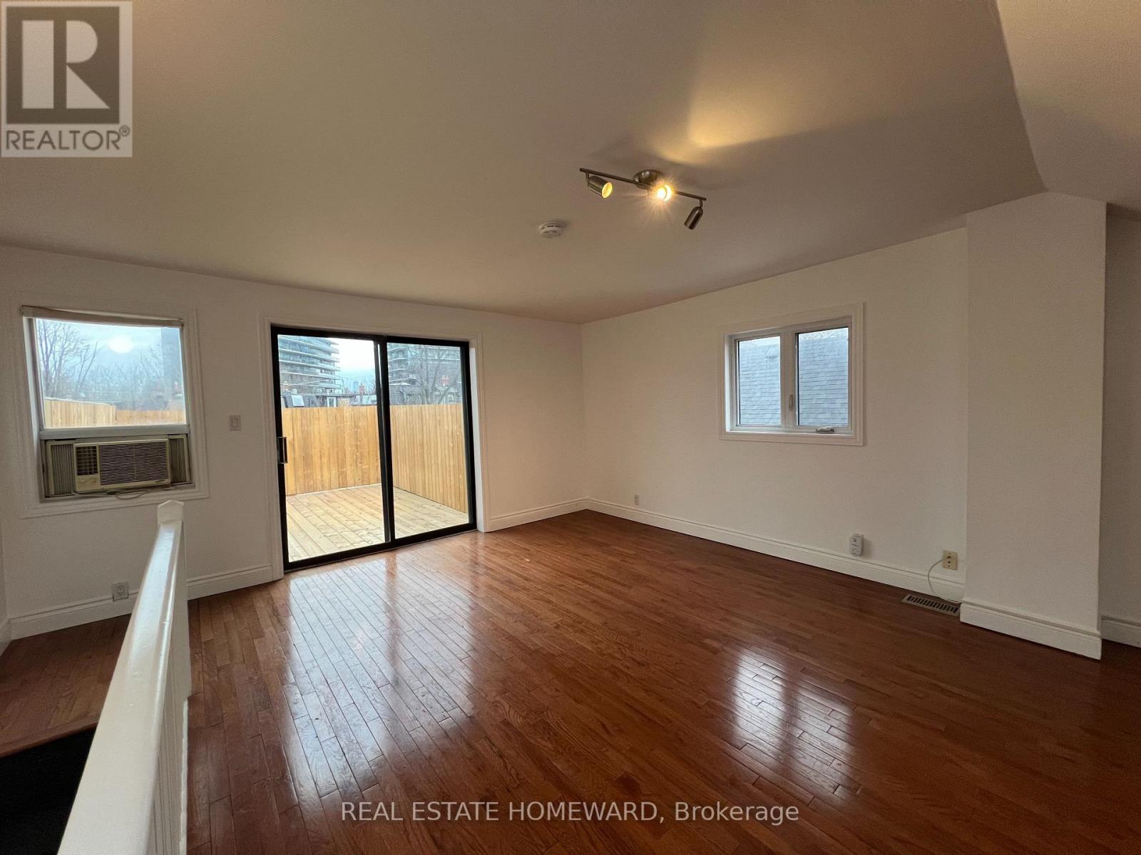 Upper - 220 Pape Avenue, Toronto, Ontario  M4M 2V8 - Photo 5 - E12901574