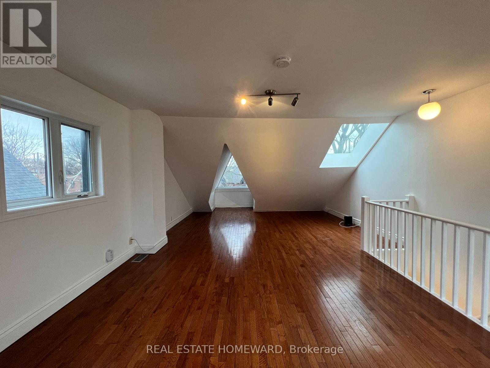 Upper - 220 Pape Avenue, Toronto, Ontario  M4M 2V8 - Photo 3 - E12901574