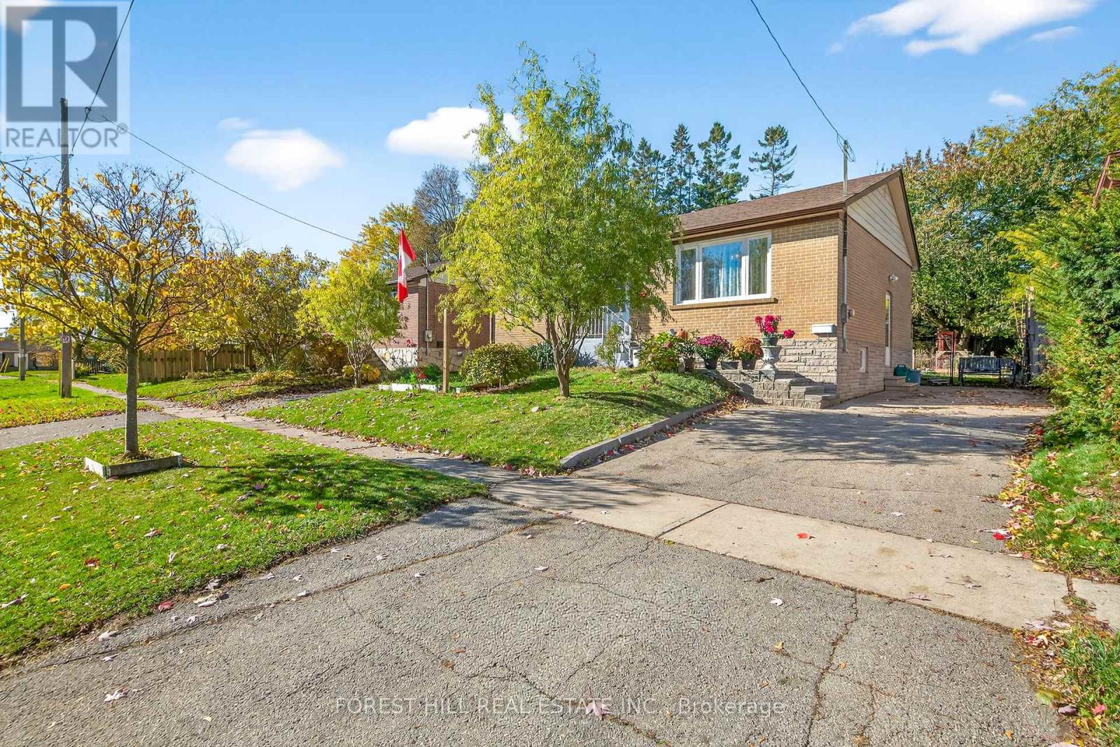 1550 Evangeline Drive, Oshawa, Ontario  L1J 3T2 - Photo 2 - E12904700