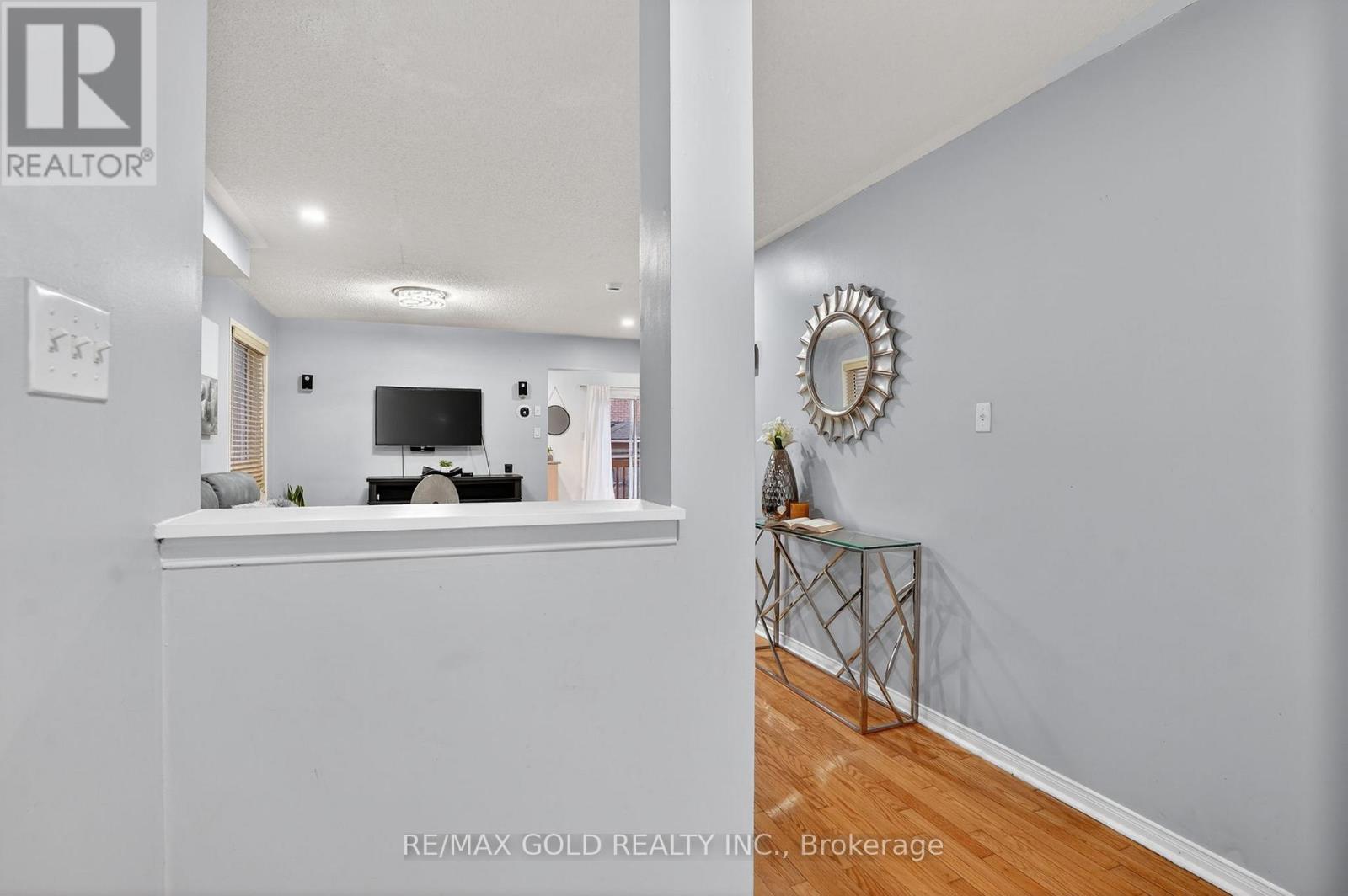 25 Spencer Drive, Brampton, Ontario  L7A 2A2 - Photo 5 - W12898262