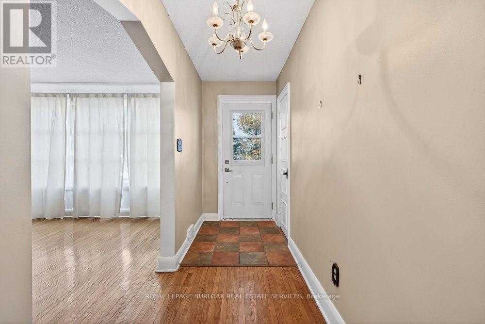 727 Brant Street, Burlington, Ontario  L7R 2H6 - Photo 3 - W12904708