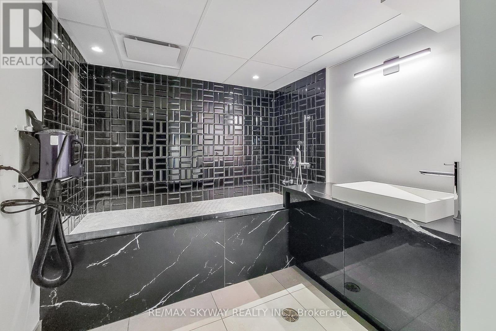 306 - 600 North Service Road, Hamilton, Ontario  L8E 0L2 - Photo 7 - X12904616