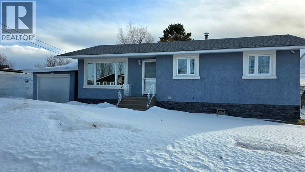 525 4 Avenue, Fox Creek, Alberta  T0H 1P0 - Photo 1 - A2294653
