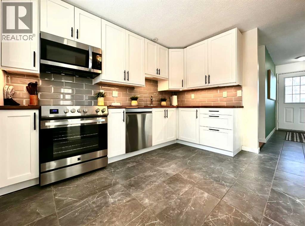 525 4 Avenue, Fox Creek, Alberta  T0H 1P0 - Photo 2 - A2294653