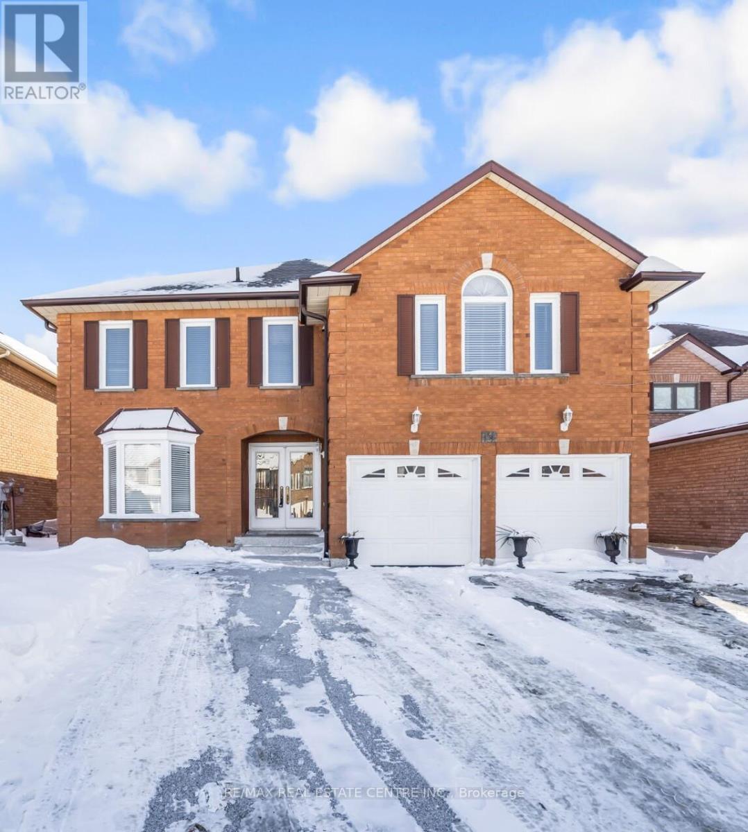 11 Moorehead Crescent, Brampton, Ontario  L6Z 4K6 - Photo 3 - W12861298