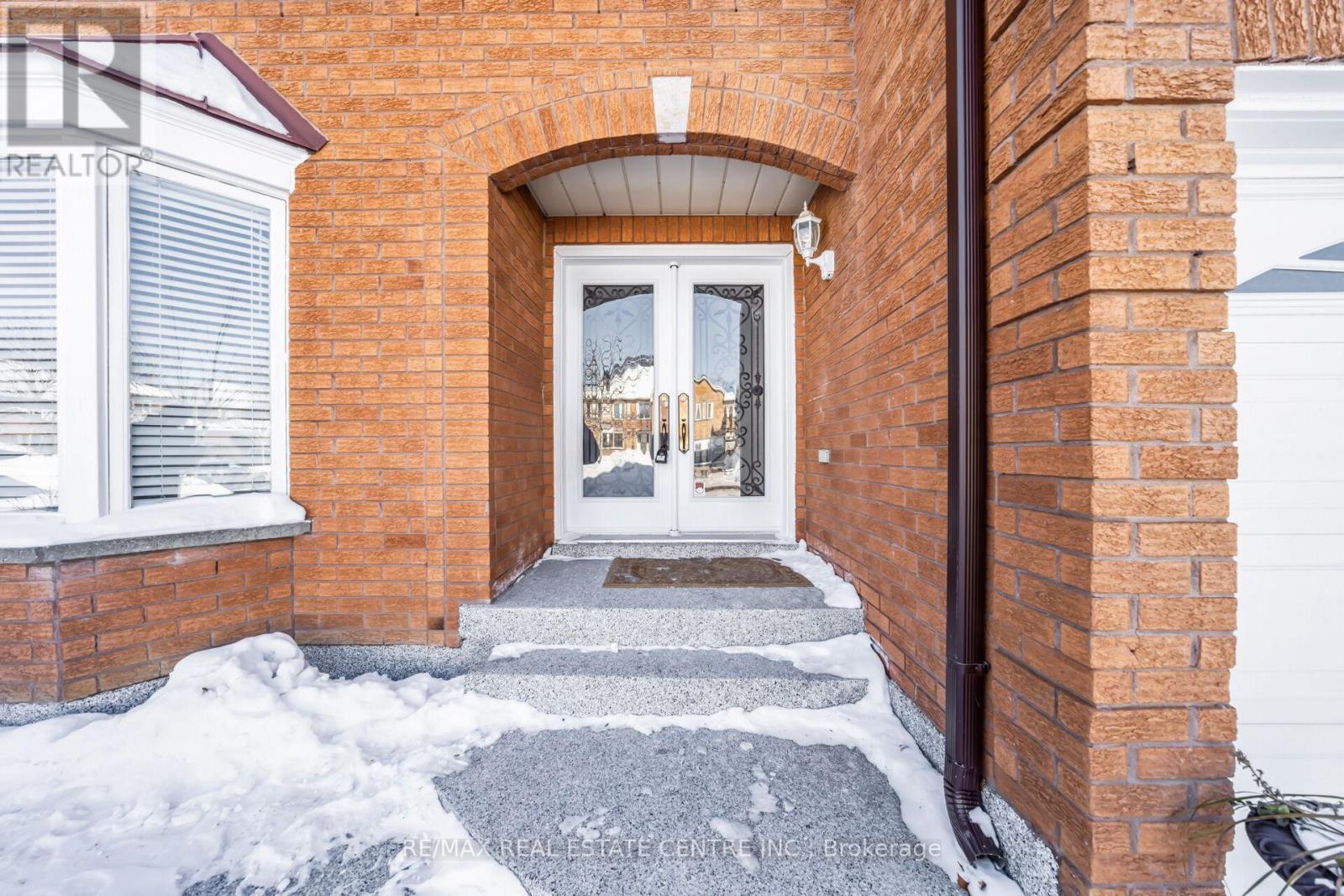 11 Moorehead Crescent, Brampton, Ontario  L6Z 4K6 - Photo 4 - W12861298