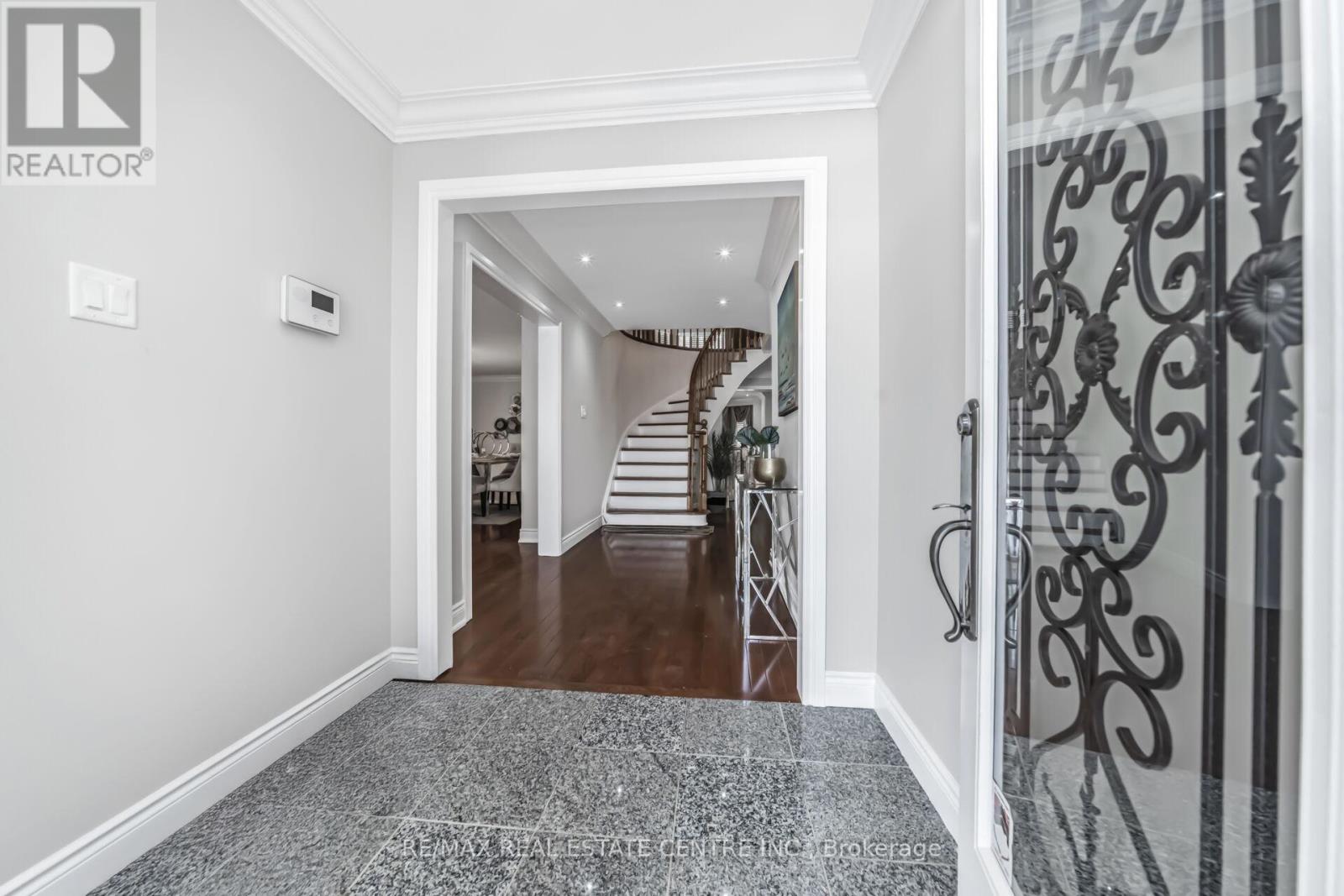 11 Moorehead Crescent, Brampton, Ontario  L6Z 4K6 - Photo 5 - W12861298