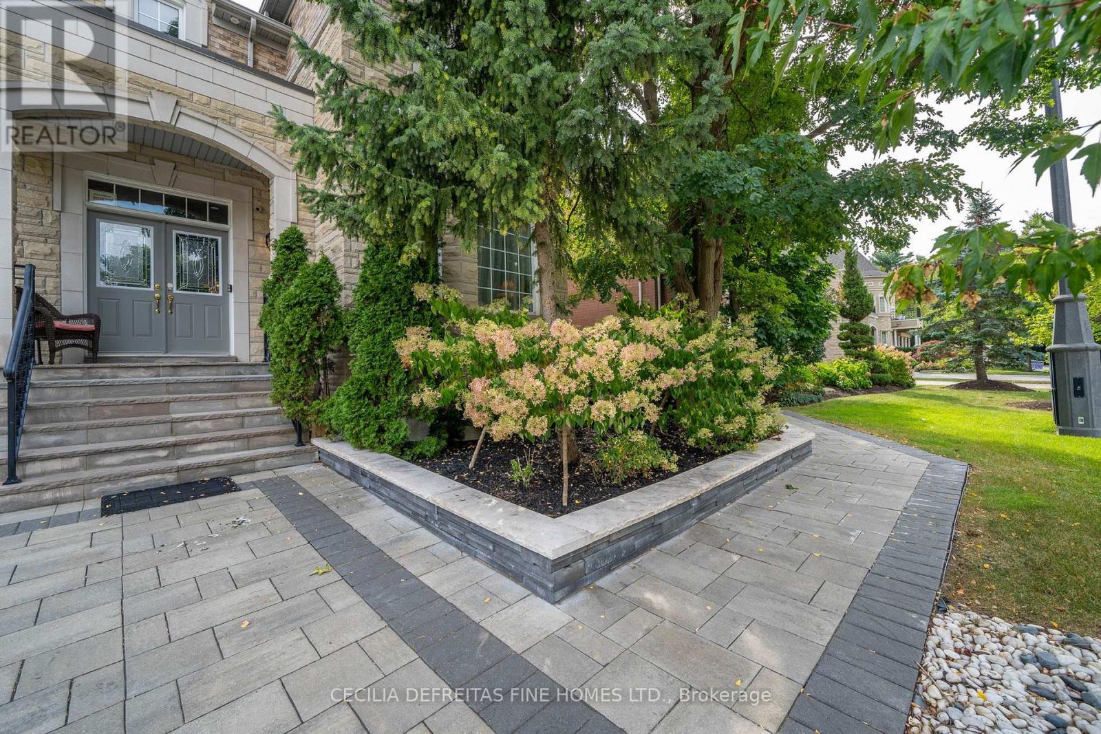 11 Beauvista Court, Vaughan, Ontario  L4H 3G6 - Photo 2 - N12904758