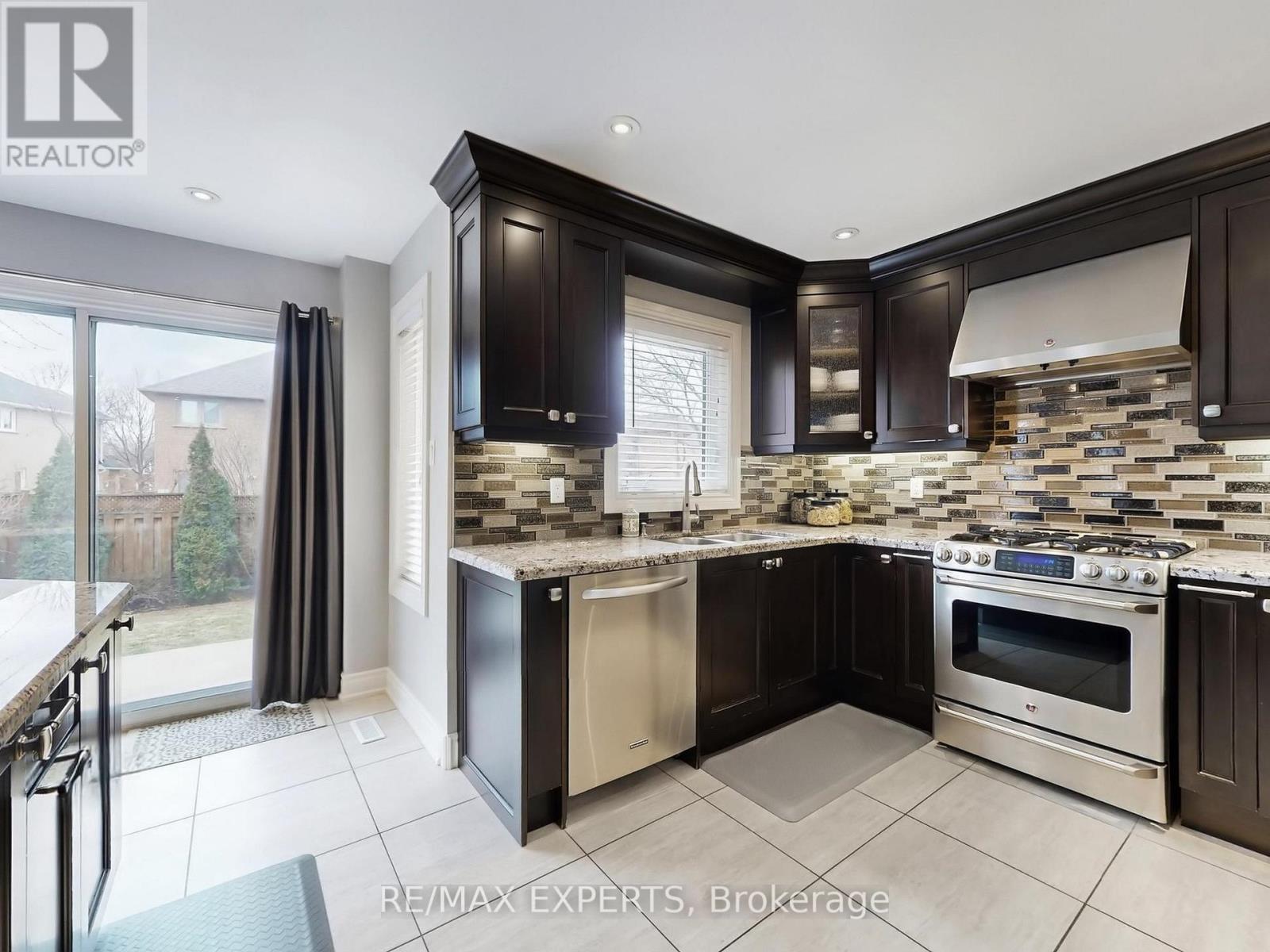 151 Veneto Drive, Vaughan, Ontario  L4L 8X6 - Photo 13 - N12904790