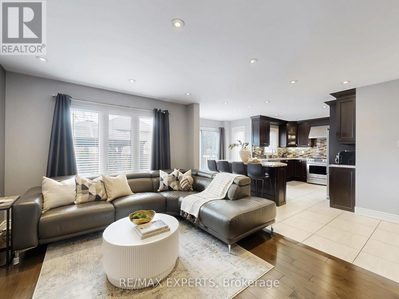 151 Veneto Drive, Vaughan, Ontario  L4L 8X6 - Photo 5 - N12904790