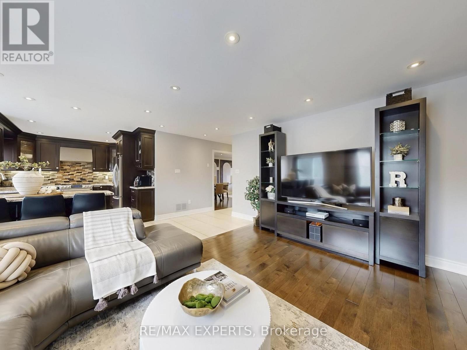 151 Veneto Drive, Vaughan, Ontario  L4L 8X6 - Photo 6 - N12904790