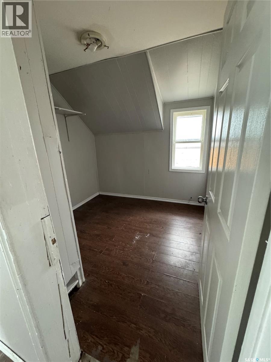 948 Garnet Street, Regina, Saskatchewan  S4T 2X5 - Photo 6 - SK030946