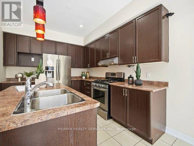 61 Vezna Crescent, Brampton, Ontario  L6X 5K5 - Photo 12 - W12785504