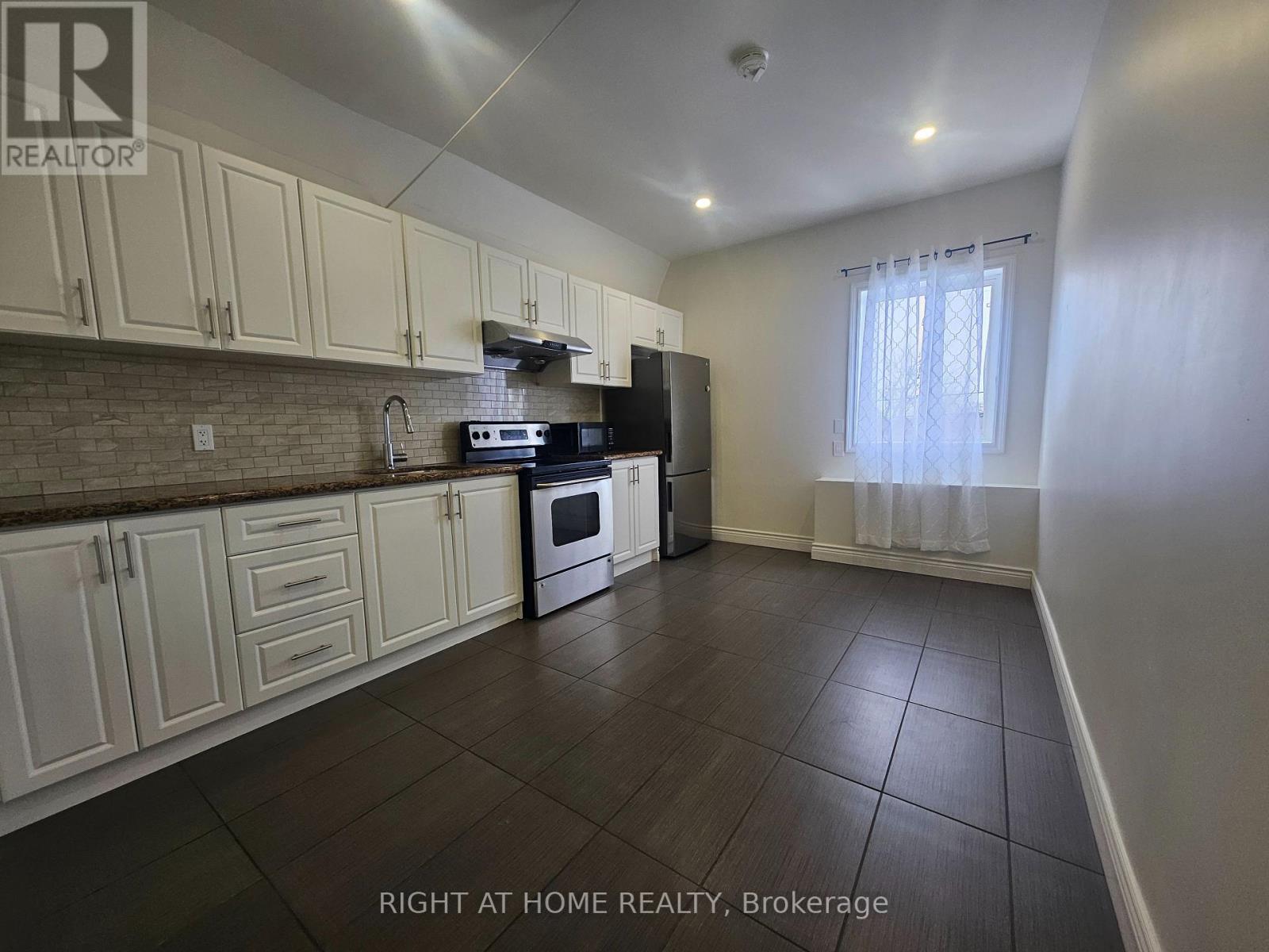 UPPER #1 - 17 BARRIE STREET, Bradford West Gwillimbury, Ontario