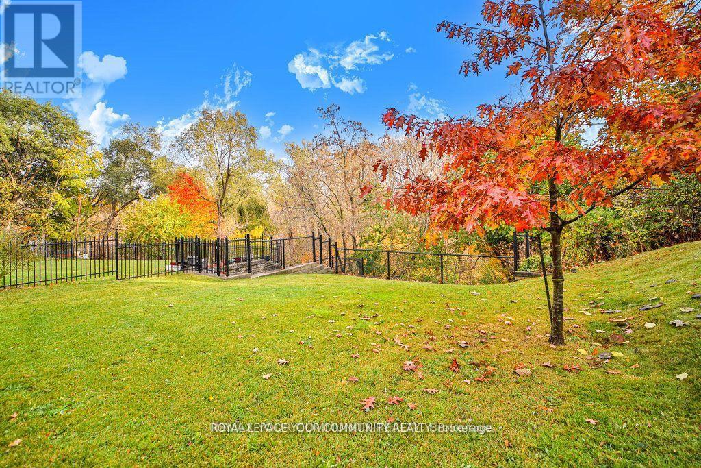 21 Disan Court, Toronto, Ontario  M9V 4A5 - Photo 3 - W12898402