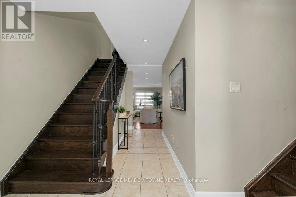 4311 Poltava Crescent, Mississauga, Ontario  L4W 3B9 - Photo 3 - W12904882