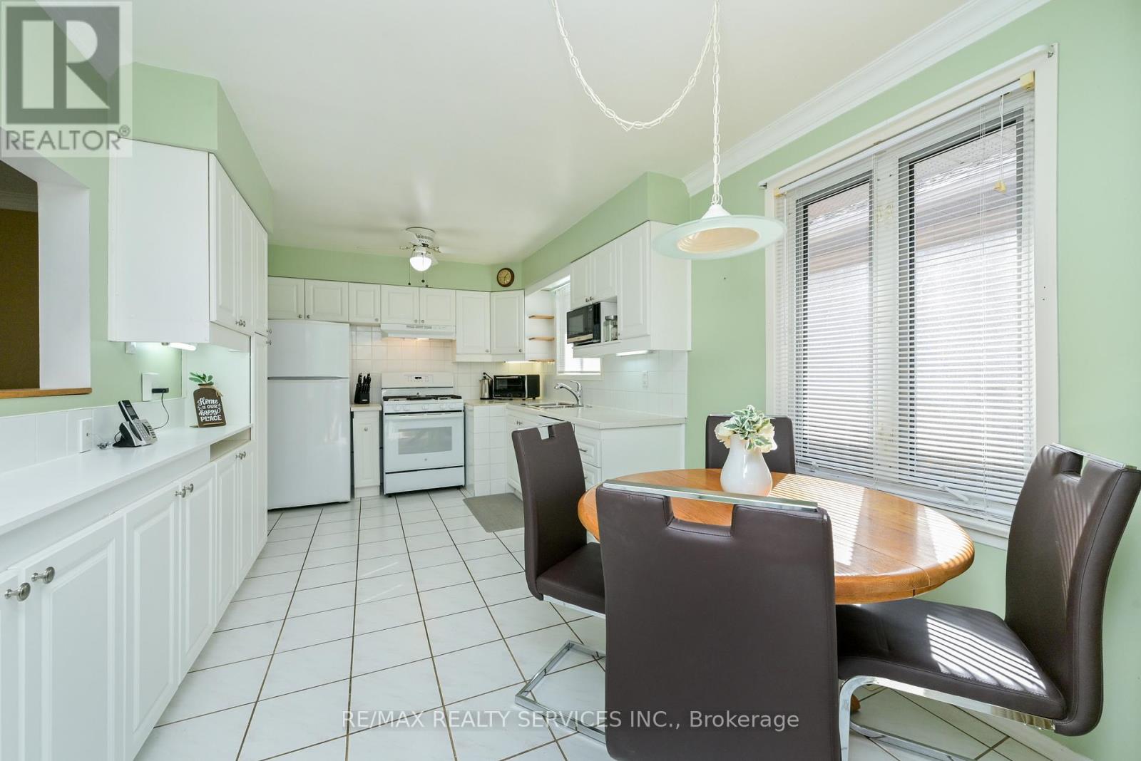 31 Brisco Street, Brampton, Ontario  L6V 1X1 - Photo 9 - W12904904