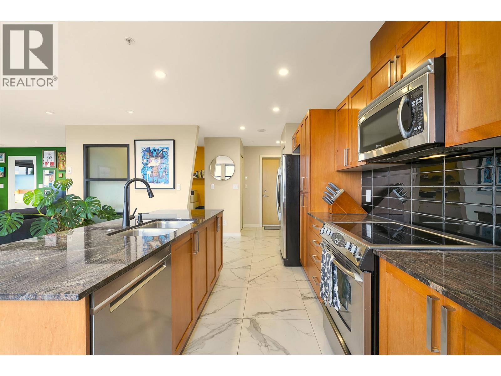 802 306 Sixth Street, New Westminster, British Columbia  V3L 0C9 - Photo 4 - R3098479