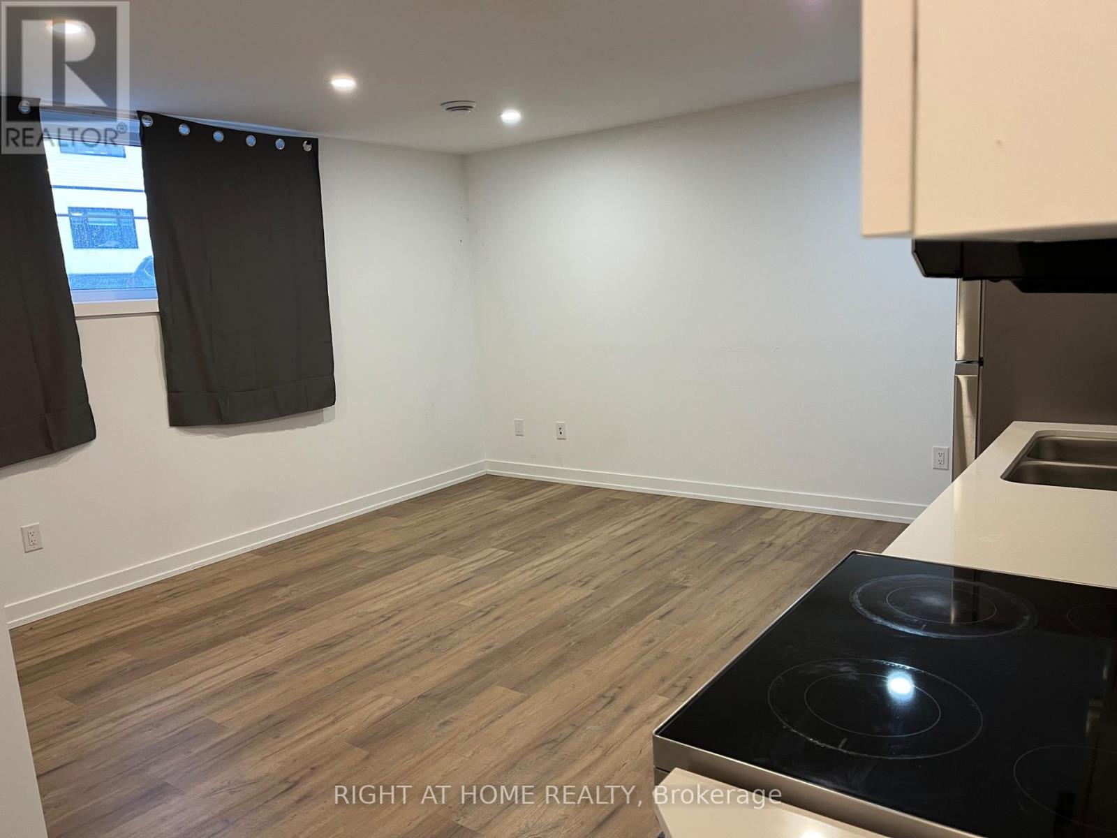 212 - 4263 Fourth Avenue, Niagara Falls, Ontario  L2E 0C2 - Photo 4 - X12899304