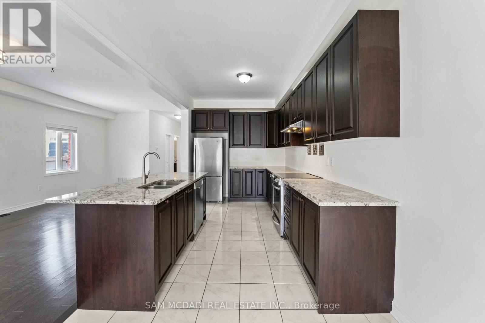 26 Montpelier Street, Brampton (Brampton West), Ontario  L6Y 6A6 - Photo 8 - W12867276