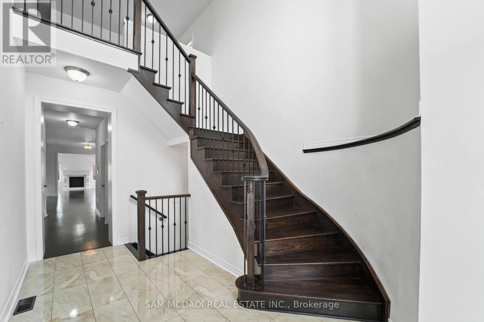 26 Montpelier Street, Brampton (Brampton West), Ontario  L6Y 6A6 - Photo 3 - W12867276