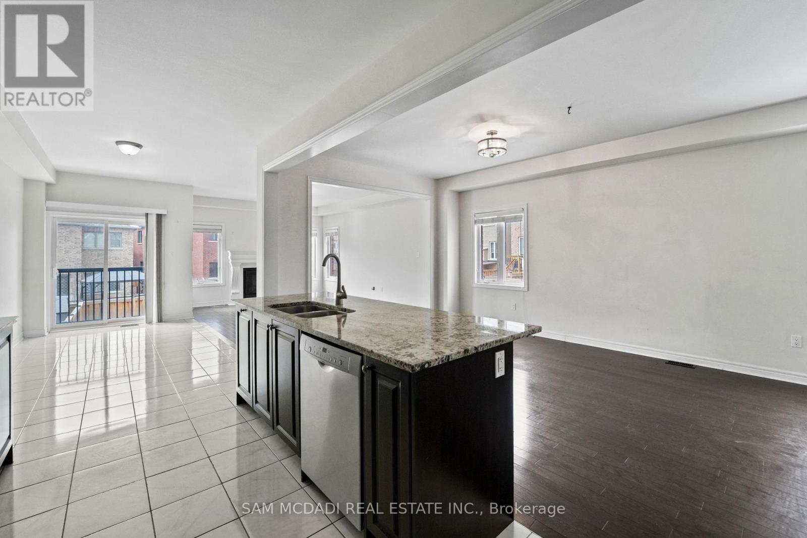 26 Montpelier Street, Brampton (Brampton West), Ontario  L6Y 6A6 - Photo 7 - W12867276