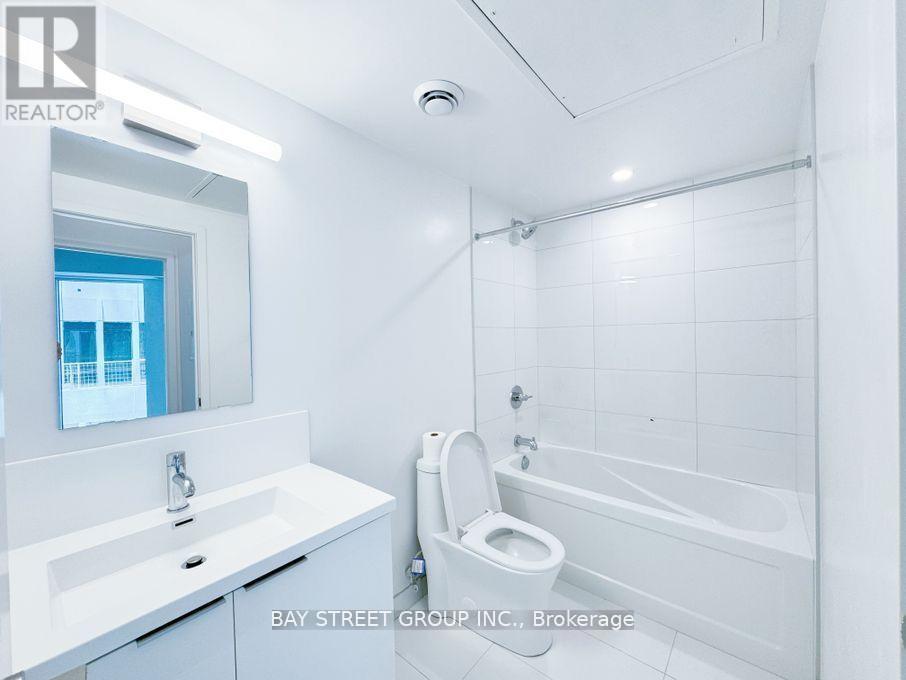 606 - 238 Simcoe Street, Toronto, Ontario  M5T 3B9 - Photo 8 - C12905254