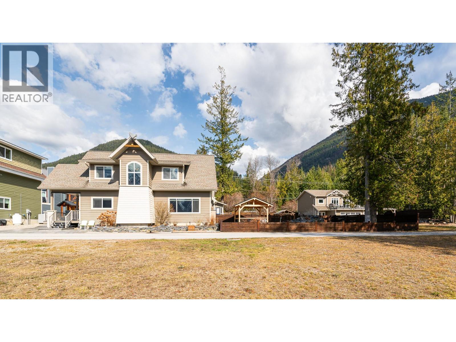 13484 & 13486 Lakeshore Drive, Boswell, British Columbia  V0B 1A4 - Photo 2 - 10379452