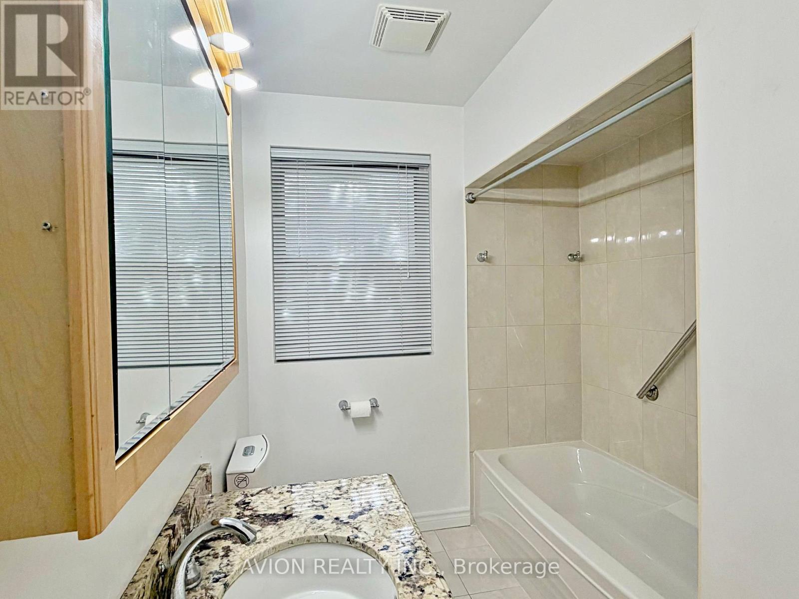 Upper - 50 Tormore Drive, Richmond Hill, Ontario  L4C 3N4 - Photo 10 - N12905094