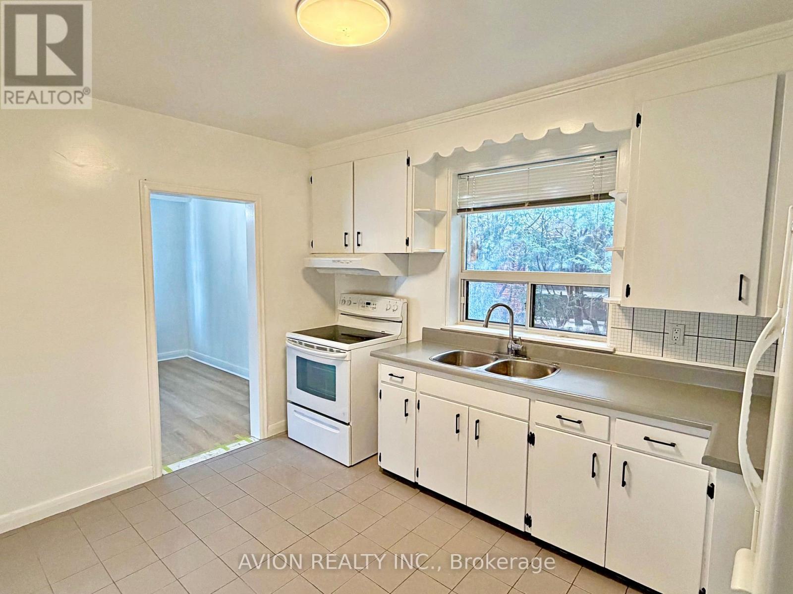 Upper - 50 Tormore Drive, Richmond Hill, Ontario  L4C 3N4 - Photo 2 - N12905094