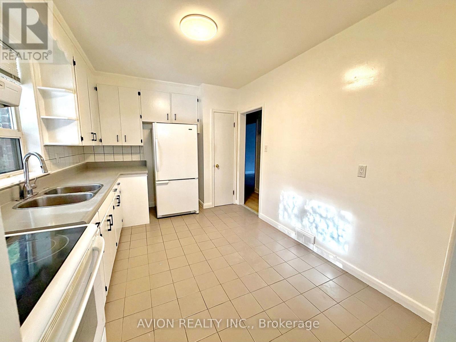 Upper - 50 Tormore Drive, Richmond Hill, Ontario  L4C 3N4 - Photo 4 - N12905094