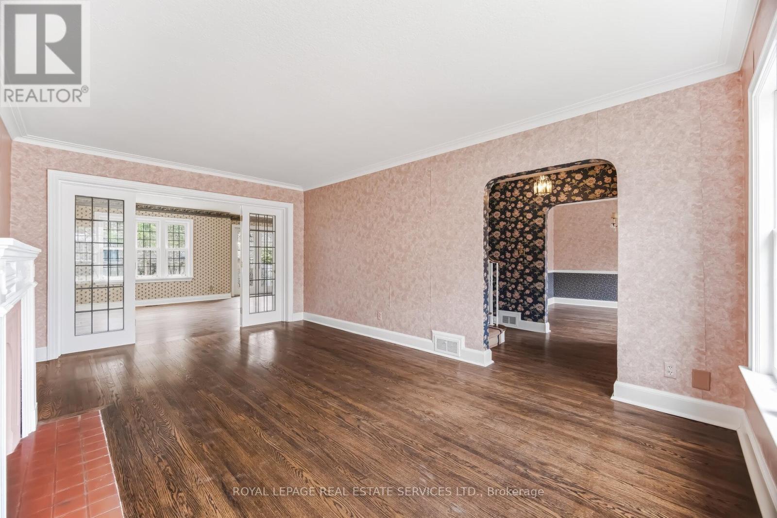 209 Grenview Boulevard S, Toronto, Ontario  M8Y 3T9 - Photo 10 - W12905246