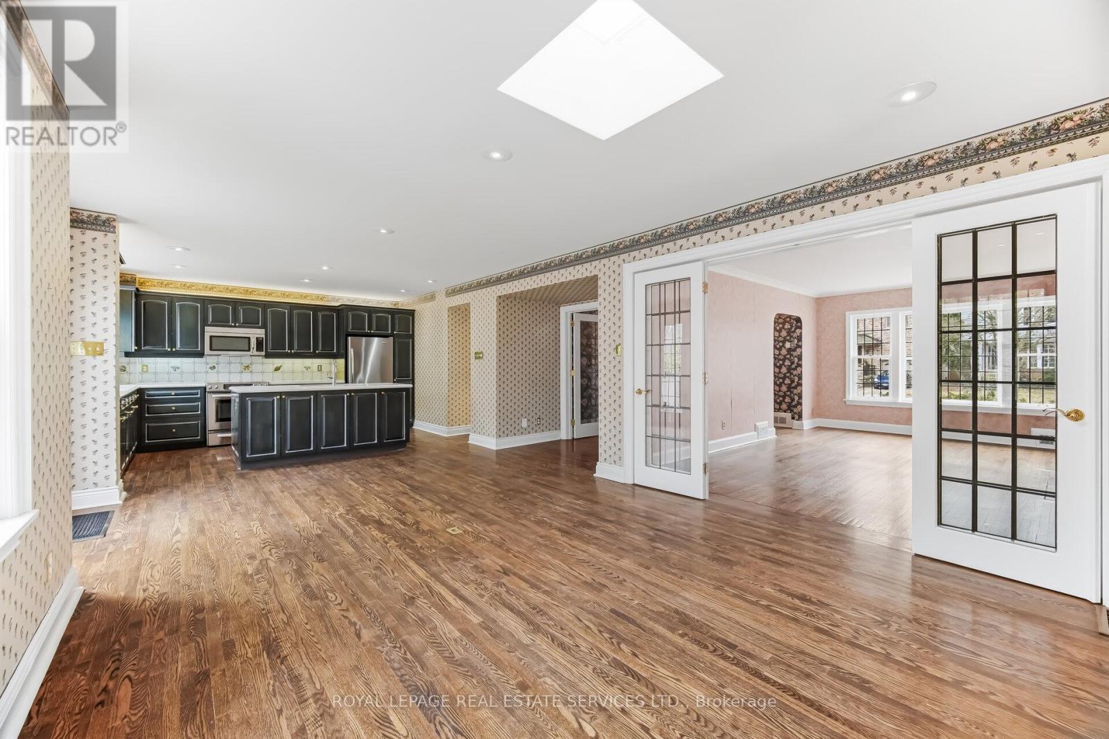 209 Grenview Boulevard S, Toronto, Ontario  M8Y 3T9 - Photo 12 - W12905246