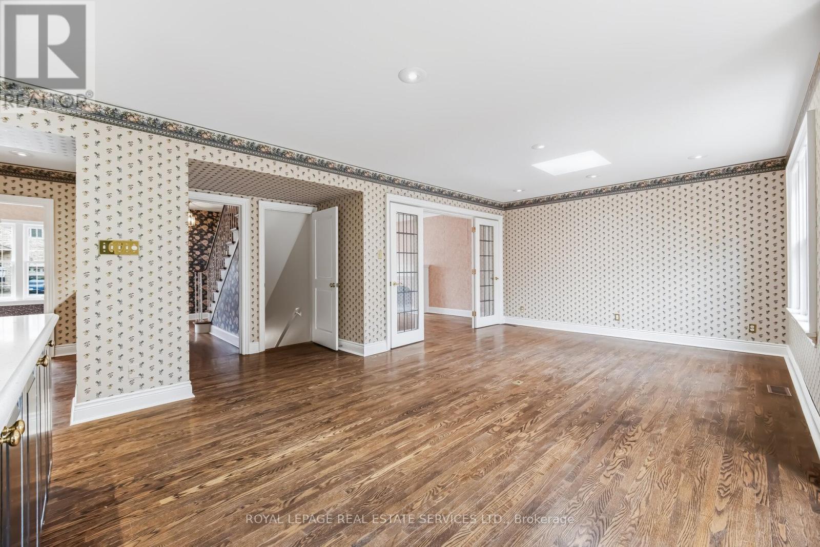 209 Grenview Boulevard S, Toronto, Ontario  M8Y 3T9 - Photo 13 - W12905246