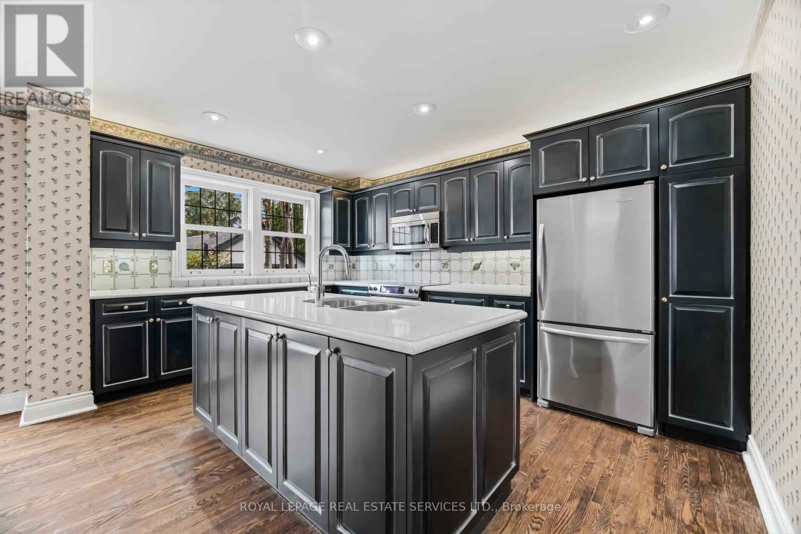 209 Grenview Boulevard S, Toronto, Ontario  M8Y 3T9 - Photo 14 - W12905246