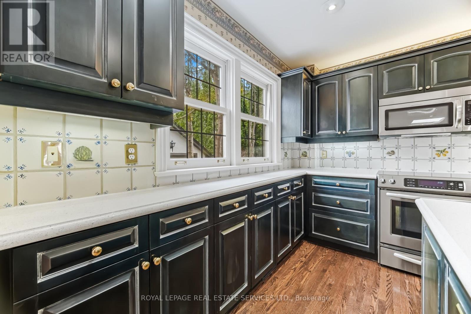 209 Grenview Boulevard S, Toronto, Ontario  M8Y 3T9 - Photo 15 - W12905246