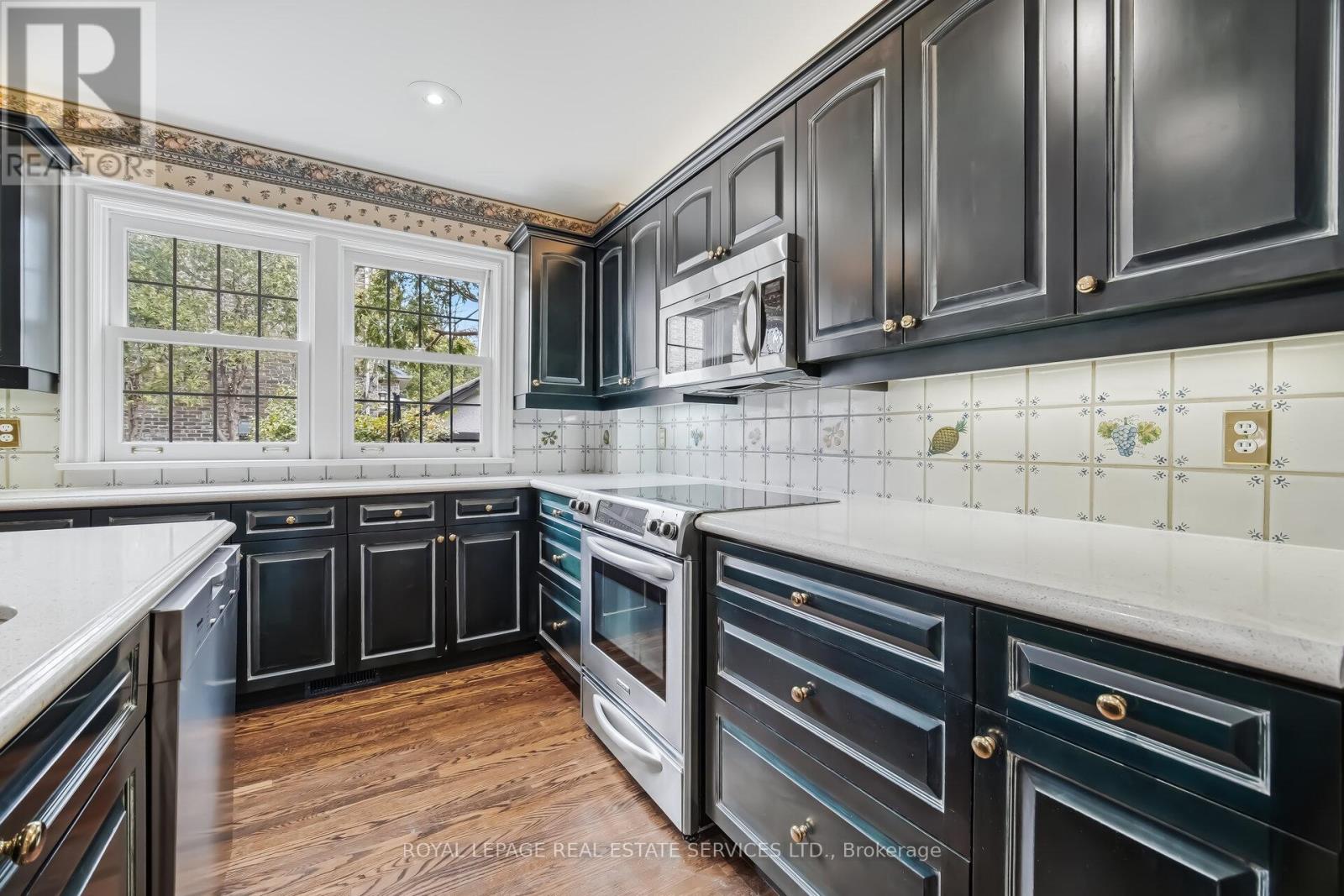 209 Grenview Boulevard S, Toronto, Ontario  M8Y 3T9 - Photo 16 - W12905246