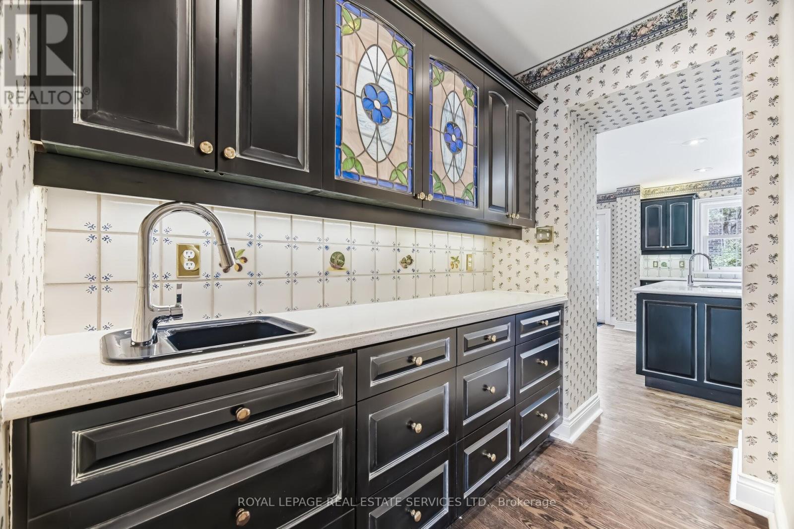 209 Grenview Boulevard S, Toronto, Ontario  M8Y 3T9 - Photo 17 - W12905246