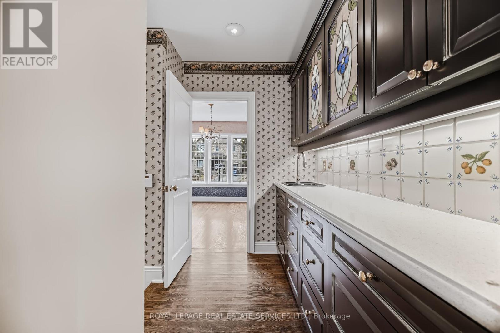 209 Grenview Boulevard S, Toronto, Ontario  M8Y 3T9 - Photo 18 - W12905246