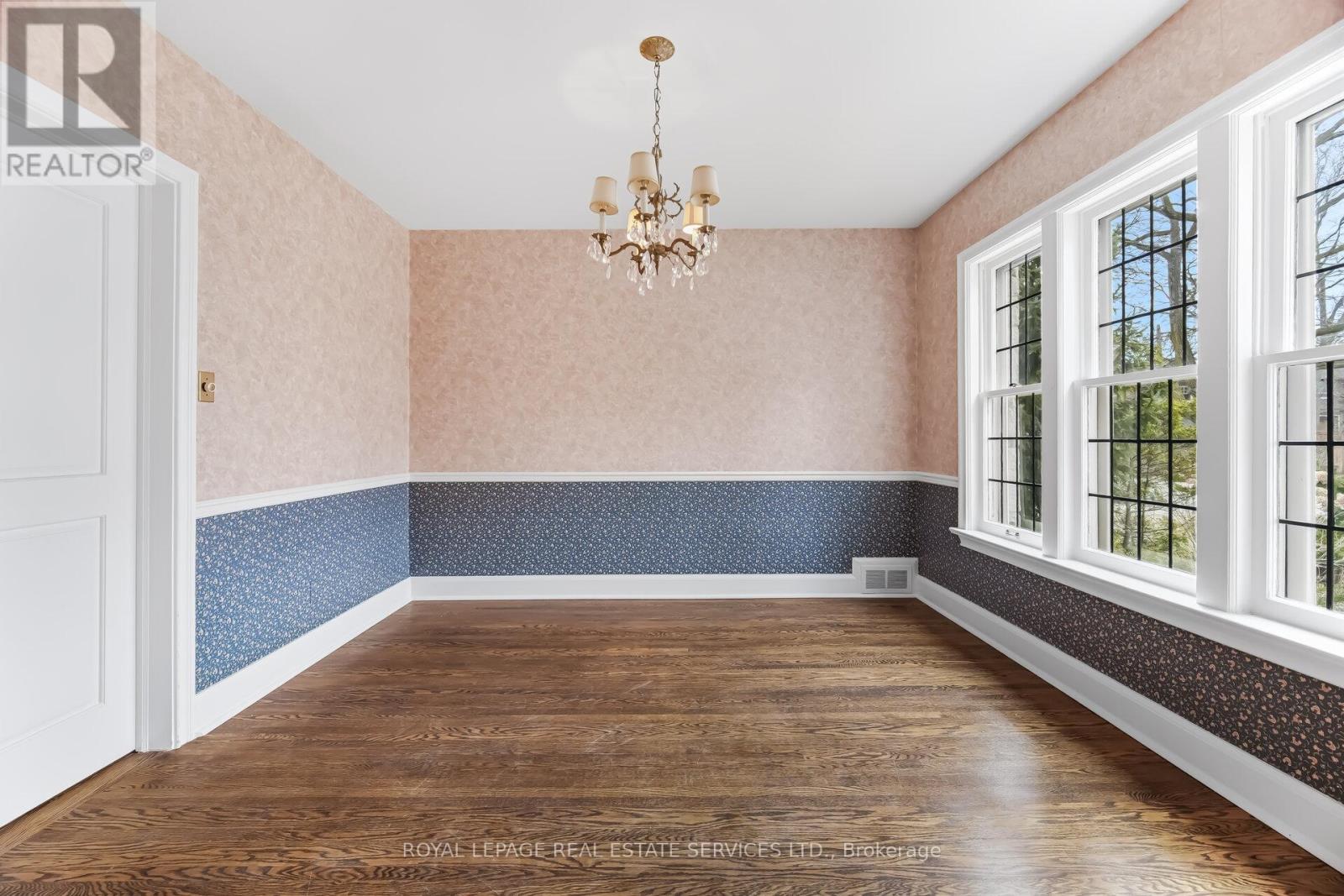 209 Grenview Boulevard S, Toronto, Ontario  M8Y 3T9 - Photo 20 - W12905246