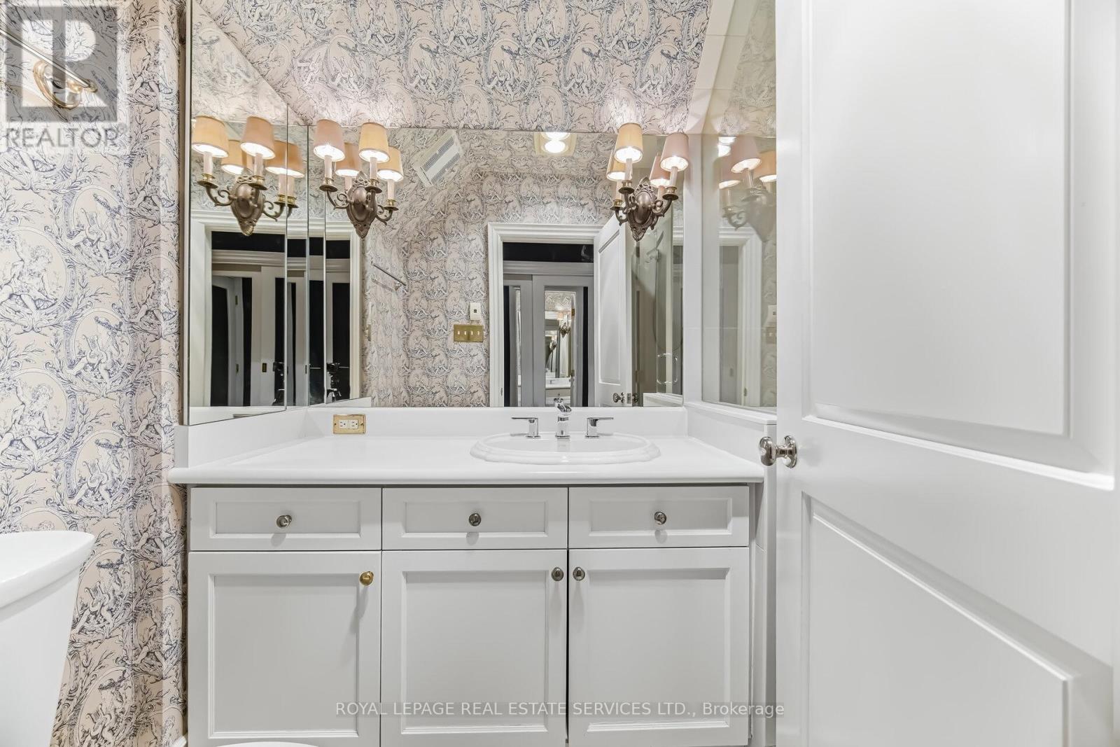 209 Grenview Boulevard S, Toronto, Ontario  M8Y 3T9 - Photo 26 - W12905246