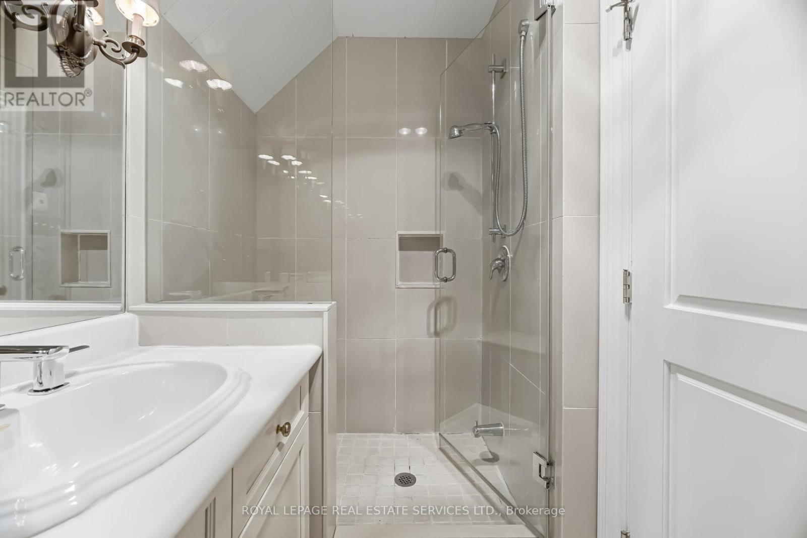 209 Grenview Boulevard S, Toronto, Ontario  M8Y 3T9 - Photo 27 - W12905246